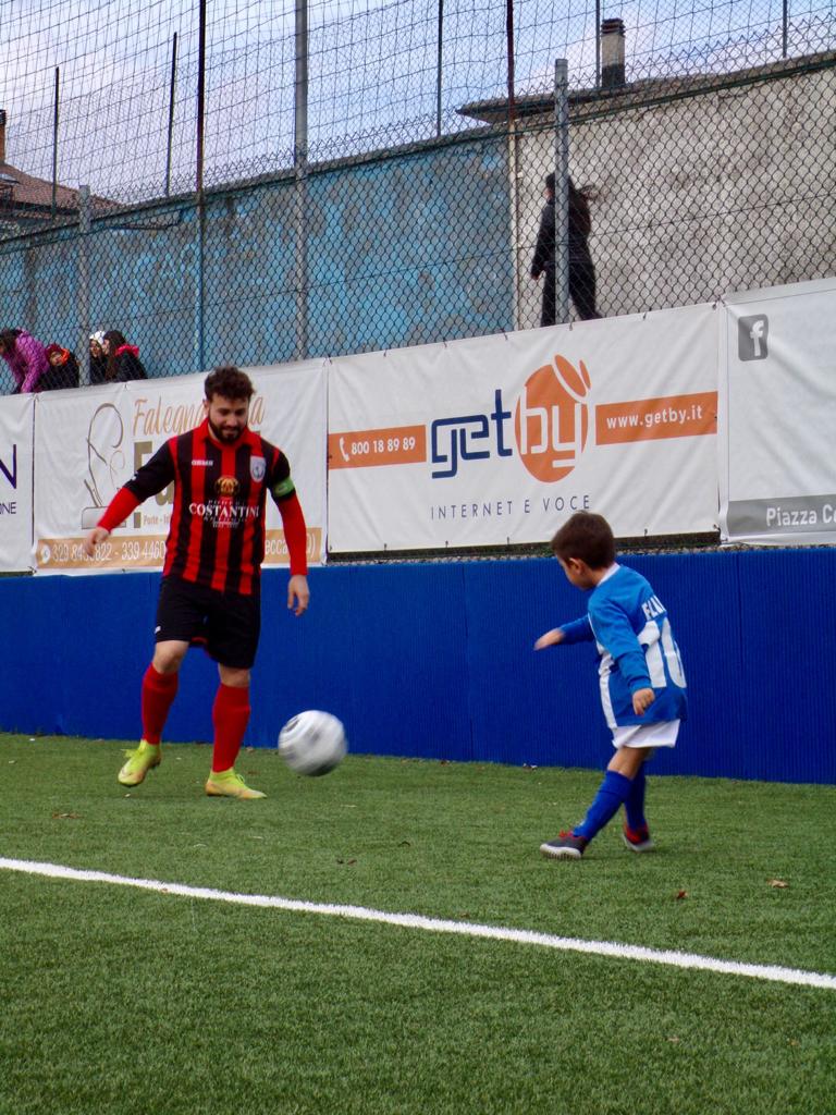 Matteo Fazoli che gioca con bambino