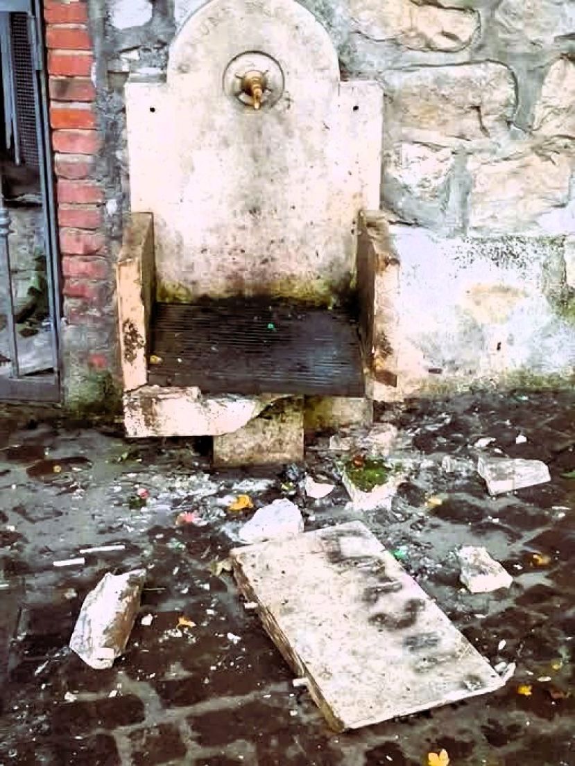 La Fontana della "Fonte Vecchia" dopo l'esplosione