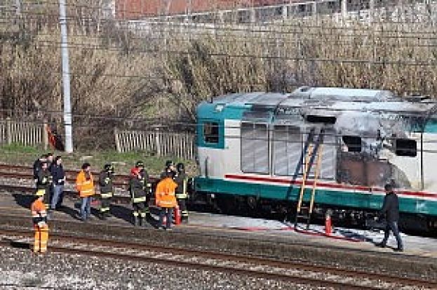 LOCOMOTORE IN FIAMME CAUSA RITARDI E DISSERVIZI SULLA ROMA PESCARA