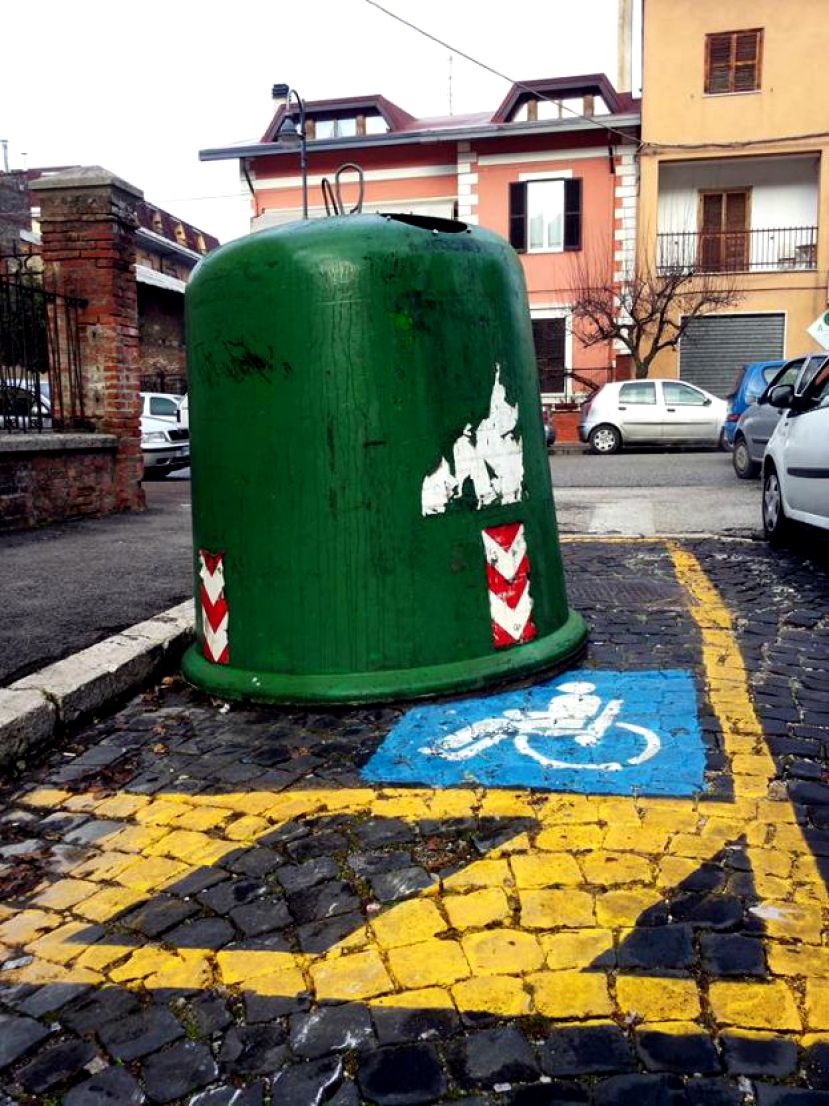 CAMPANA ACIAM NEL PARCHEGGIO RISERVATO AI PORTATORI HANDICAP A CARSOLI : E' PROTESTA SUL WEB