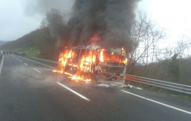 VA A FUOCO UN AUTOBUS SULL'A24,TRAFFICO DEVIATO AL CASELLO DI CARSOLI