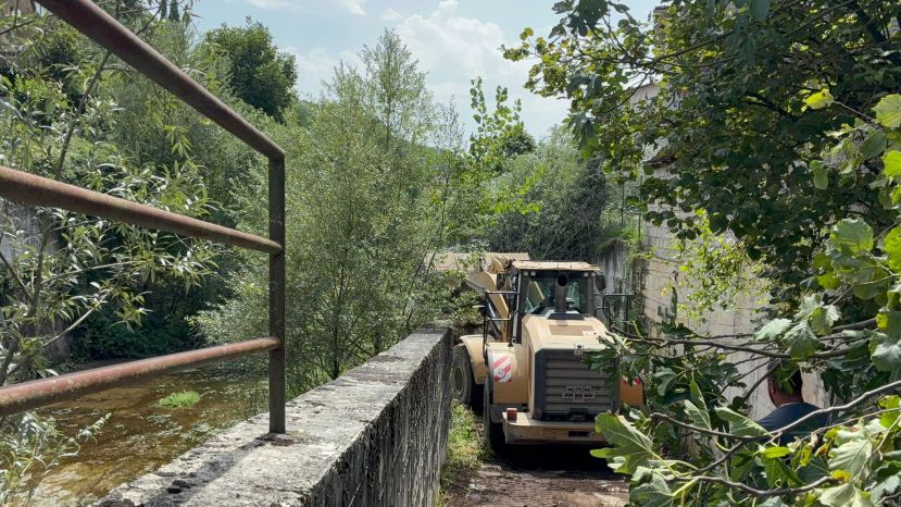 Ruspa in azione nell'alveo del Turano