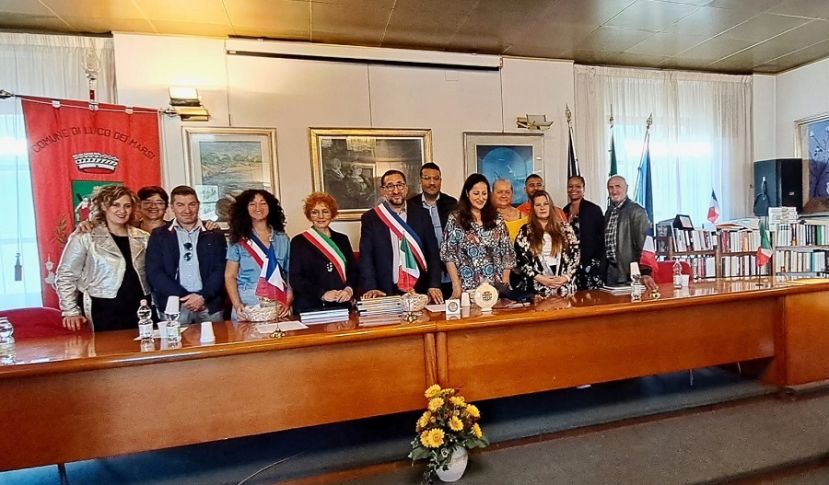 foto di gruppo Amministratori sala consiliare