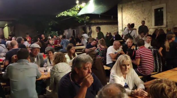 Momenti della cena a piazza San Rocco
