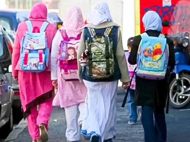 Adolescenti con velo islamico