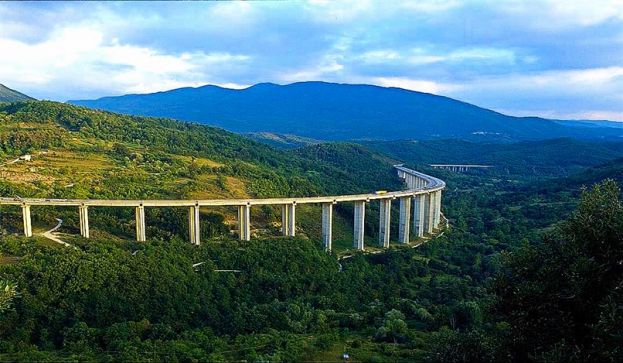 CARSOLI, GUARDIA COSTIERA 35ENNE SI LANCIA DAL VIADOTTO AUTOSTRADALE DI PIETRASECCA