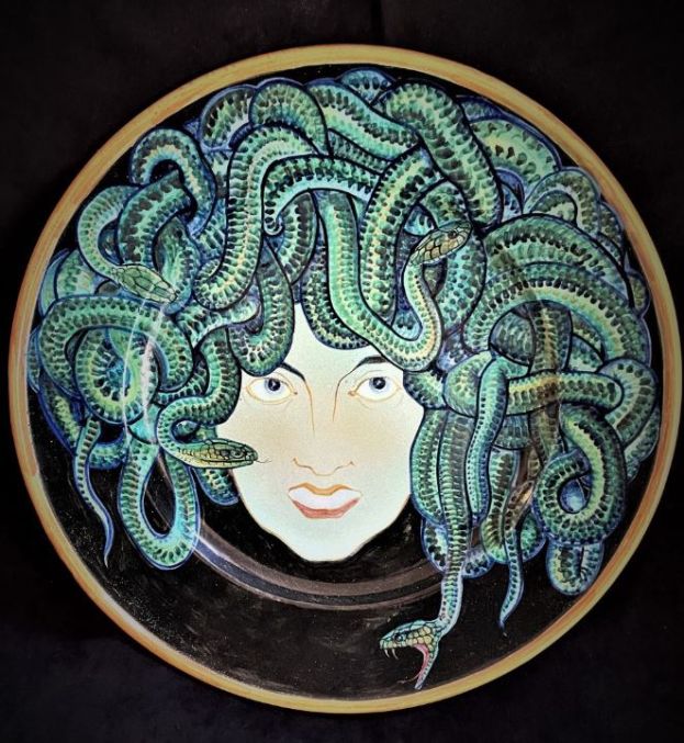 Retrosi, Piatto con Medusa