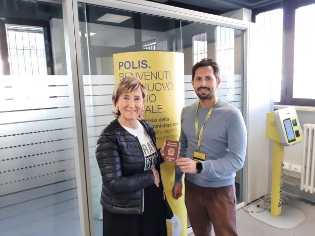 La signora Carla con il direttore dell'ufficio postale di Orsogna e il passaporto appena ritirato