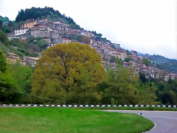 COLLI DI MONTE BOVE, 50ENNE TENTA DI SUICIDARSI CON I GAS DI SCARICO DELL'AUTO: SALVATA DA UN PASSANTE