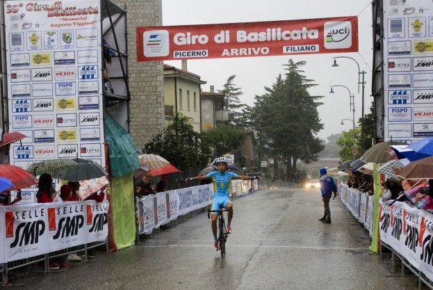 GIRO DI BASILICATA, ASSOLO SOTTO IL DILUVIO DEL KAZAKO DINMUKHAMME ULYSBAYEV NALLE PICENO-FILIANO