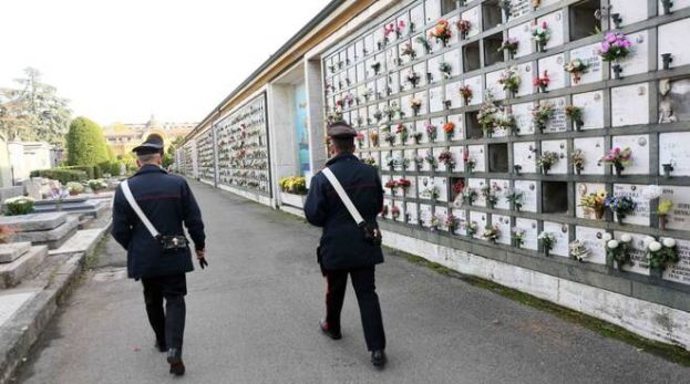 Carabinieri al cimitero