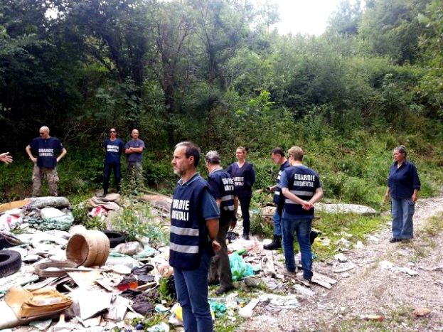 DISCARICHE ABUSIVE STRACOLME DI ETERNIT RINVENUTE NEI BOSCHI DI PIETRASECCA:URGE L'ISTITUZIONE DELLE GUARDIE AMBIENTALI
