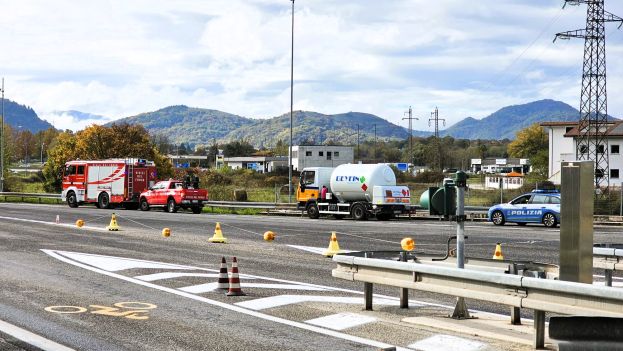 Autocisterna all'uscita del casello A24 di Carsoli