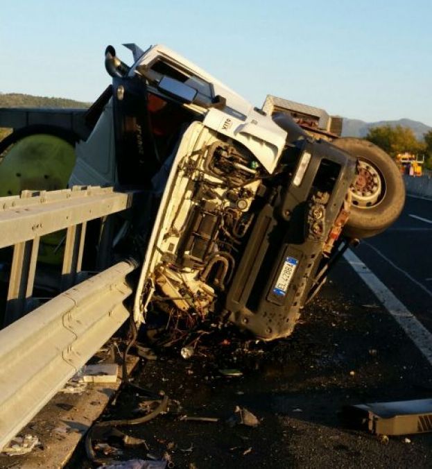 TIVOLI,AUTOCISTERNA SI RIBALTA SULL'A24:CODE DI 4KM E CIRCOLAZIONE ALTERNATA SU UN UNICA CORSIA