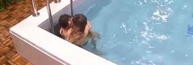 GF14,E' SCANDALO HARD:BARBARA E MANFREDI FANNO SESSO IN PISCINA.BUFERA SU TWITTER