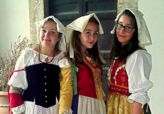 ROCCA DI BOTTE, RAGAZZE SFILANO IN SPLENDIDI COSTUMI D’EPOCA DURANTE L’INCONTRO CON I “COMPARI” DI TREVI NEL LAZIO