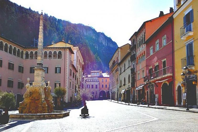 Tagliacozzo Piazza dell'Obelisco