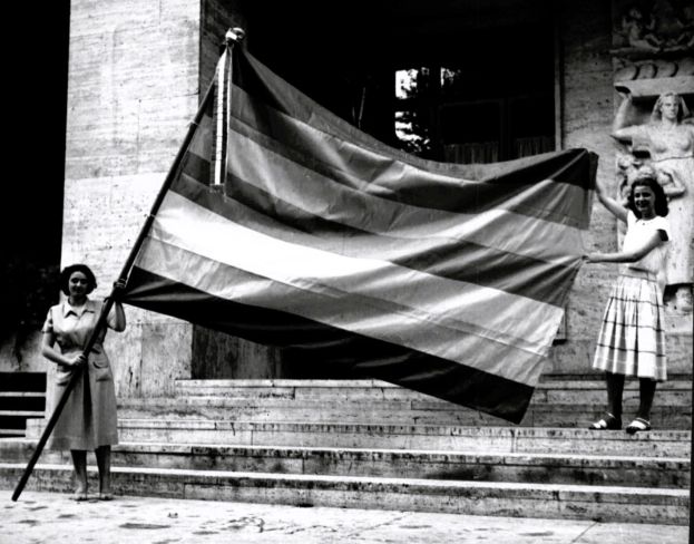 Donne con bandiere della pace davanti Cgil di Roma anni ’50 pic