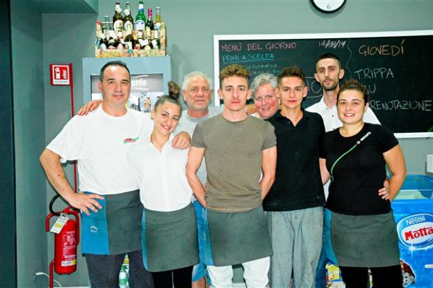 Matteo con lo staff del locale