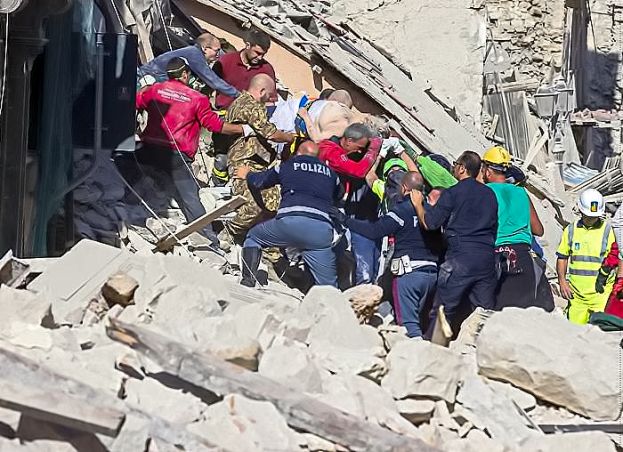 TERREMOTO IN CENTRO ITALIA, "ALMENO 120 VITE SPEZZATE DAL SISMA": 368 FERITI PORTATI VIA DA AMATRICE E ACCUMOLI