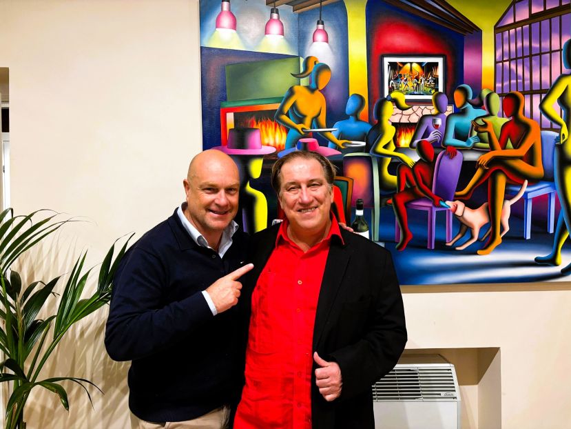 Il sindaco di Carsoli Alessandro Marcangeli con l’artista di fama internazionale Mark Kostabi