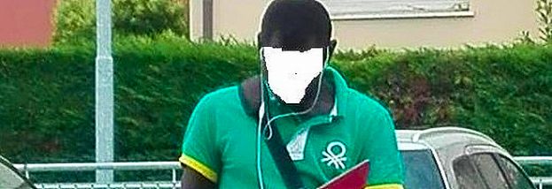 "DAMMI UN EURO, HO FAME", POI PARCHEGGIATORE ABUSIVO SI METTE A GIOCARE CON IL TABLET