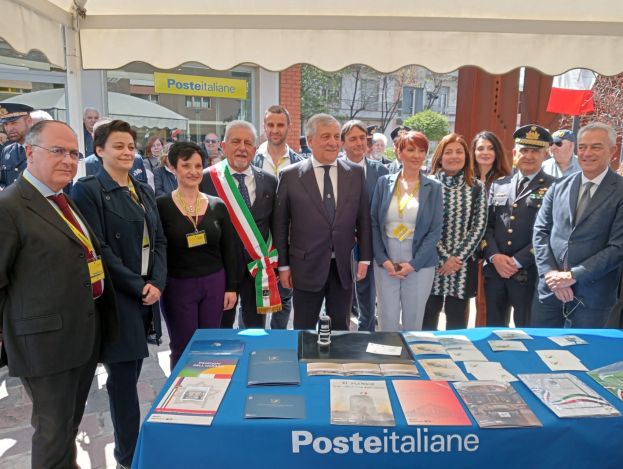 Un momento della cerimonia con il ministro Tajani