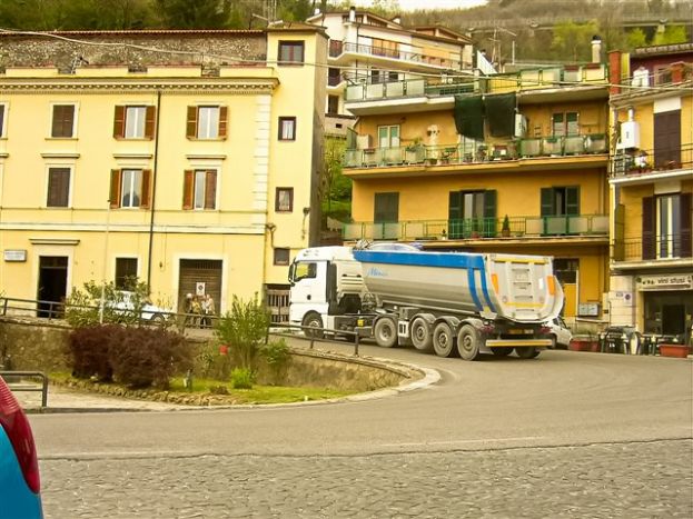 Mezzo pesante in transito nel Comune di Arsoli