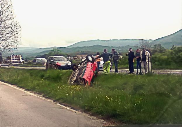 CIVITA DI ORICOLA, AUTO SI RIBALTA SUL RETTILINEO ALL'ALTEZZA DEL KIWI BAR: NESSUN FERITO