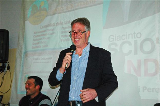 COMIZIO CHIUSURA CAMPAGNA ELETTORALE A PERETO, GIACINTO SCIO’:”UNITI PER IL CAMBIAMENTO”(FOTO)