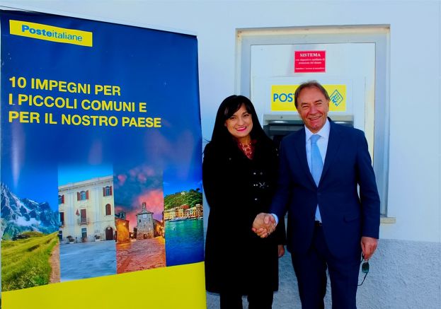 Roberta Iacovozzi (direttrice provinciale Poste Italiane) e Angelo Di Paolo (sindaco di Canistro)