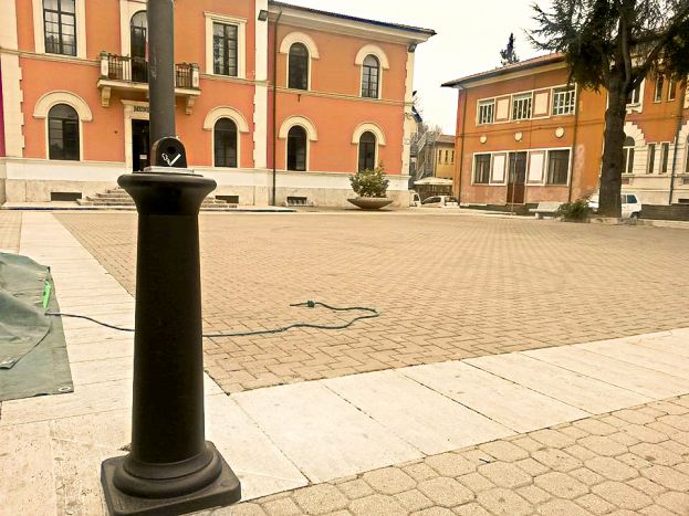 CARSOLI, INSTALLATI-RUBATI E DANNEGGIATI POSACENERE URBANI: IL SINDACO PRESENTA UNA DENUNCIA