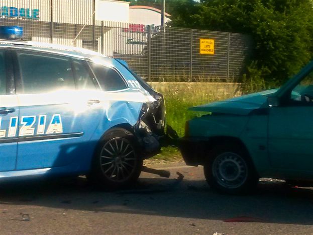 CARSOLI, VIOLENTO IMPATTO TRA UNA VOLANTE DELLA POLIZIA STRADALE E UNA FIAT PANDA