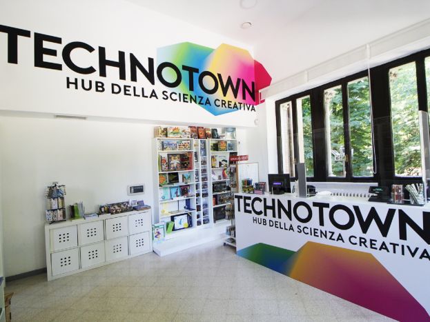 Technotown, Interno