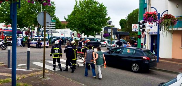 PRETE SGOZZATO, FEDELE MASSACRATO: ORRORE ISIS IN UNA CHIESA FRANCESE