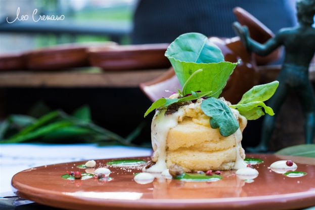 Piatti di cenando sotto un cielo diverso