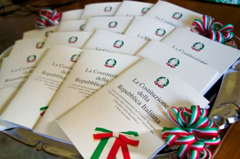 CARSOLI, IL SINDACO VELIA NAZZARRO CONSEGNERA' UNA COPIA DELLA COSTITUZIONE ITALIANA AI DICIOTTENNI DEL 2016