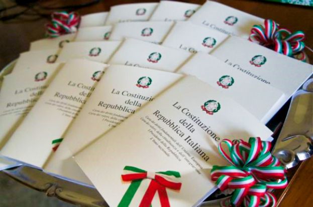 CARSOLI, IL SINDACO VELIA NAZZARRO CONSEGNERA' UNA COPIA DELLA COSTITUZIONE ITALIANA AI DICIOTTENNI DEL 2016