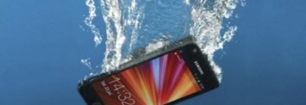 LO SMARTPHONE CADE IN ACQUA? NIENTE RISO,ECCO IL METODO PIU' EFFICACE PER "SALVARLO"