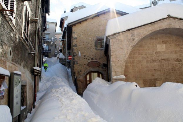 MALTEMPO,RAFFICHE A 140 KM/H IN ABRUZZO : SCUOLE CHIUSE PER NEVE