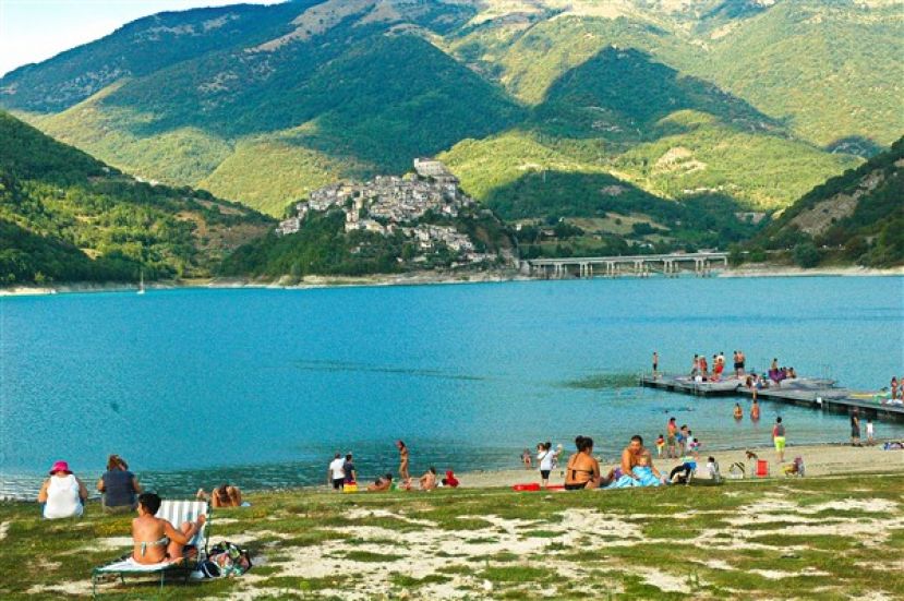 LAGO DEL TURANO, UN AZZURRO INTENSO TRA BORGHI PITTORESCHI E CITTA’ ABBANDONATE: E’ UN BOOM DI TURISTI(FOTO)