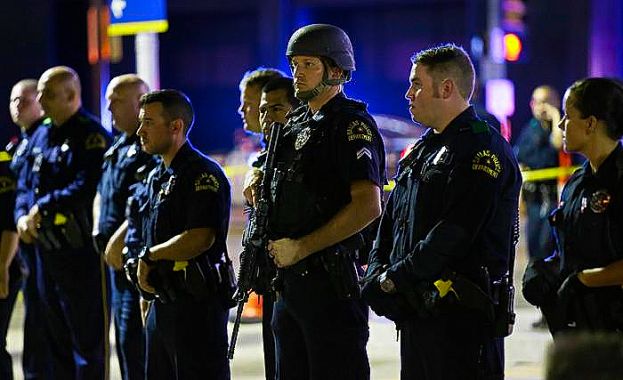 DALLAS, DUE CECCHINI AL CORTEO DI PROTESTA: UCCISI CINQUE POLIZIOTTI