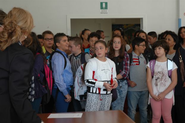 PRIMO GIORNO DI SCUOLA ALLE MEDIE DI CARSOLI:”EMOZIONI A NON FINIRE” PER GLI STUDENTI(FOTO)