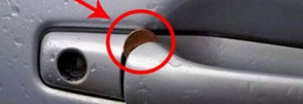 C'È UNA MONETINA INCASTRATA NELLA MANIGLIA DELLA TUA AUTO? STAI ATTENTO. ECCO PERCHÉ