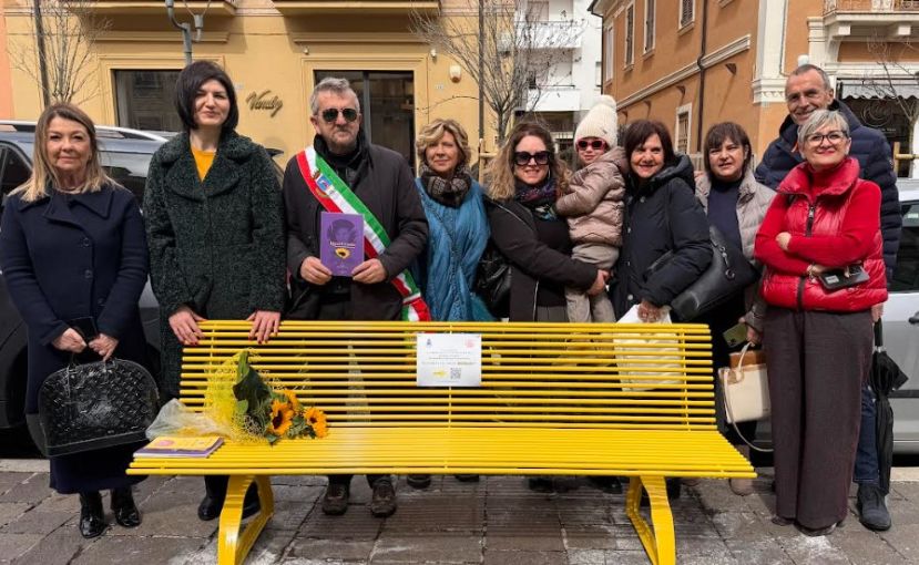 AVEZZANO - “SEDIAMOCI SUL GIALLO", SVELATA LA PANCHINA IN VIA CORRADINI PER LA CAMPAGNA INFORMATIVA SULL’ENDOMETRIOSI
