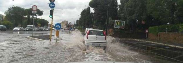 ROMA,PIOGGIA,ALLAGAMENTI E INCIDENTI MANDANO IN TILT LA CITTA':ALLERTA FINO A DOMANI