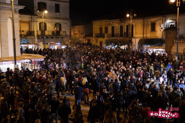 Piazza con gente