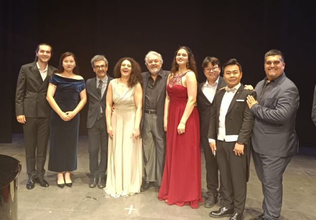 Foto di gruppo dei cantanti dell'accademia con M° Marziali