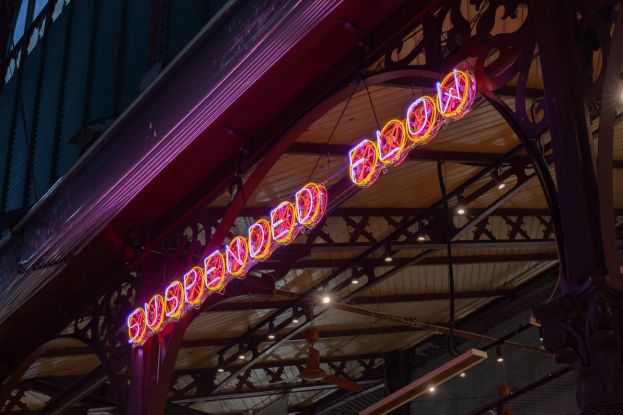 Tra le installazioni luminose, un lettering particolare_Suspended Flow_Vincenzo Marsiaglia_Mercato Centrale Firenze 2024_Crediti foto_ Nicola Gnesi