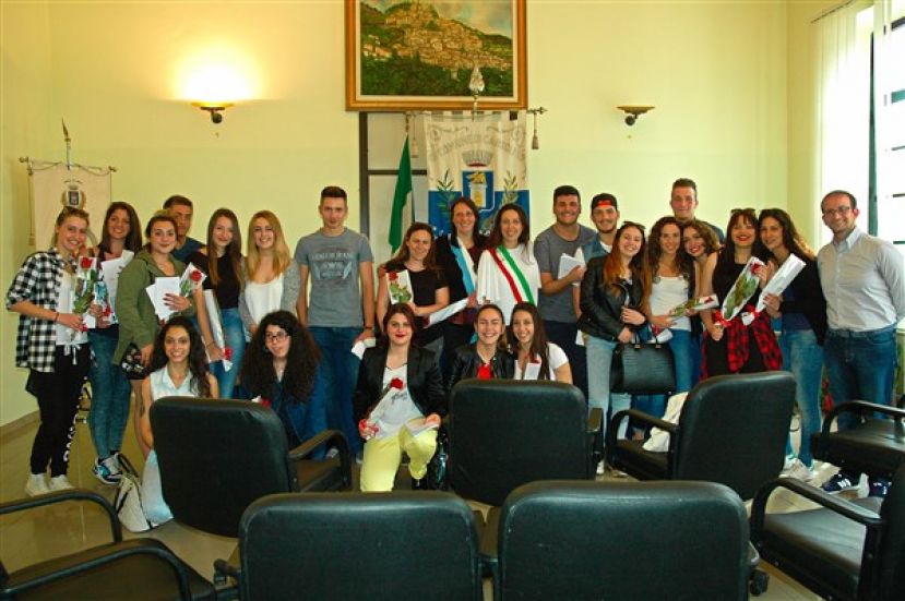 CONSEGNATE DAL SINDACO VELIA NAZZARRO COPIE DELLA COSTITUZIONE ITALIANA AI DICIOTTENNI CARSOLANI(FOTO)